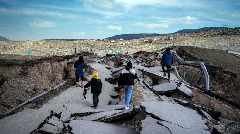 Pazarcık’ta depremde yarılan yol havadan görüntülendi