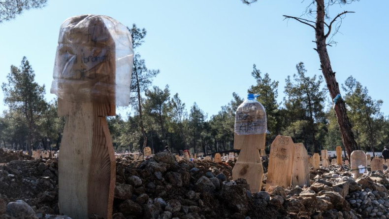 Maraş’ta mezar yerlerini kaybetmek istemeyen aileler iz bırakıyor