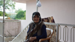 Fatma teyze ailesini kurtarmak için girdiği evin enkazı altında kaldı
