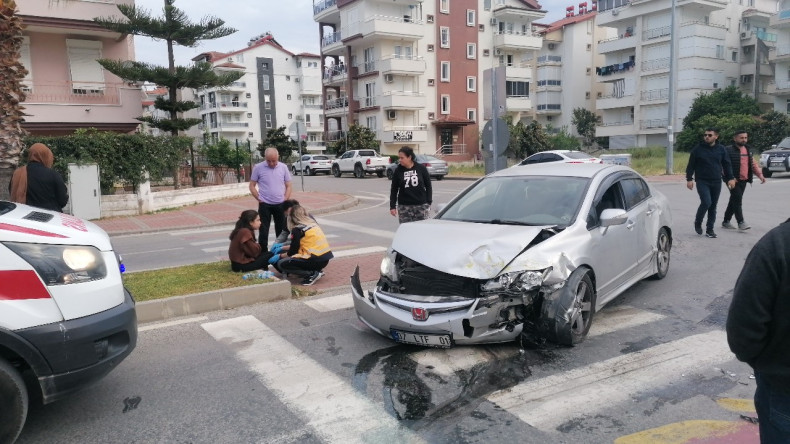 Antalya’da ticari taksi ile otomobil çarpıştı