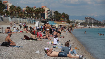 Antalya’da bahar sıcaklığı sahilleri doldurdu