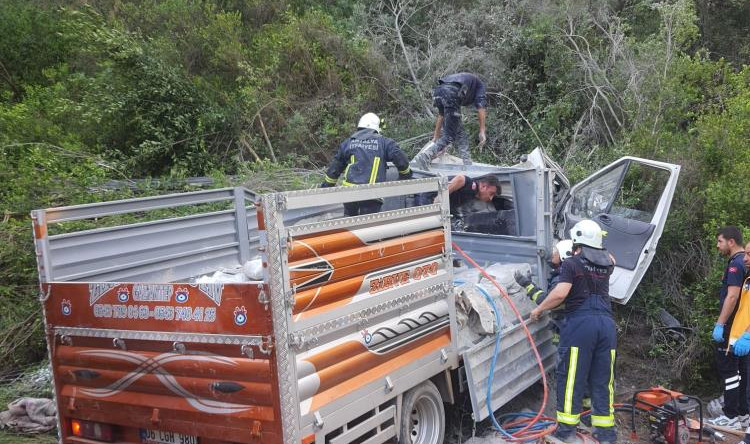 Kumluca’da kamyonet devrildi: 2 ölü