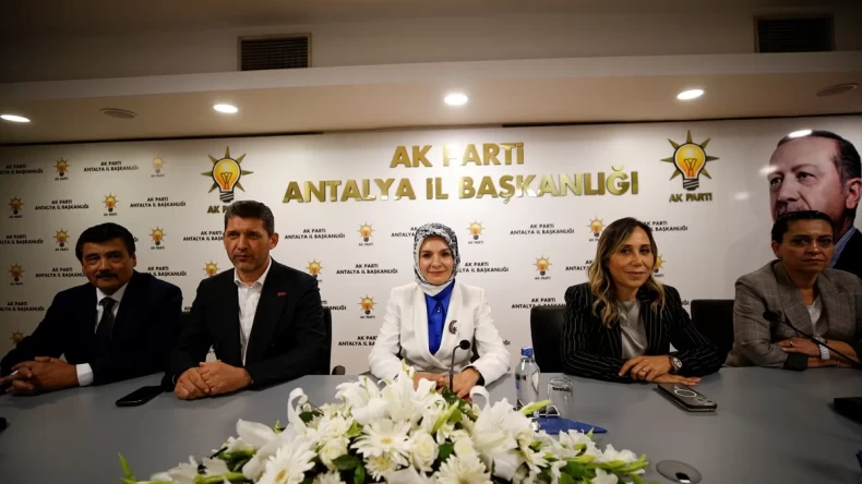 Aile ve Sosyal Hizmetler Bakanı Göktaş, Antalya’da partililerle buluştu