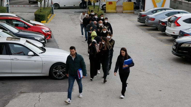 Antalya’da internet üzerinden dolandırıcılık yapan 8 kişi gözaltına alındı