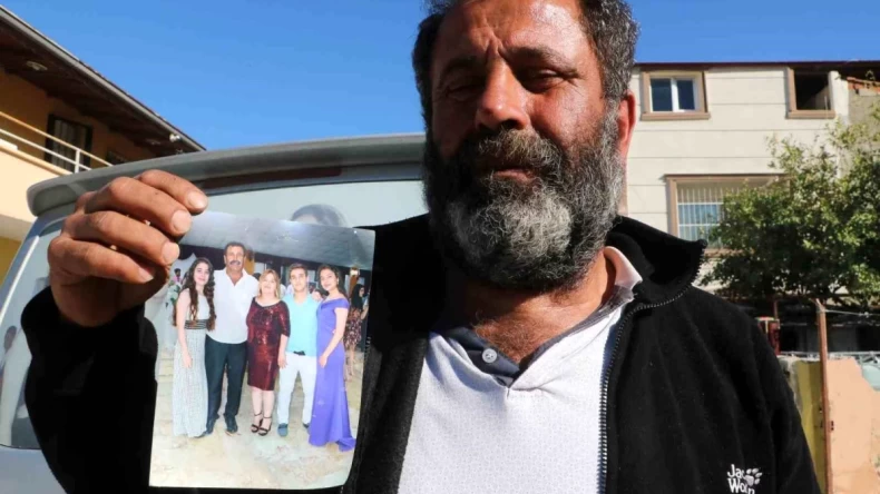 Depremde ailesini kaybeden adamın duygusal fotoğrafı