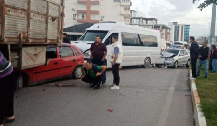 Antalya’da 4 aracın karıştığı kaza kamerada