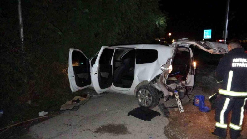 Antalya’da kırmızı ışıkta bekleyen otomobile arkadan çarpma sonucu kaza: 3 yaralı
