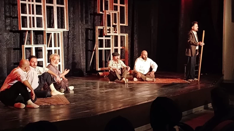 Antalya Devlet Tiyatrosu Malazgirt’te ‘Misafir’ adlı oyununu sahneledi