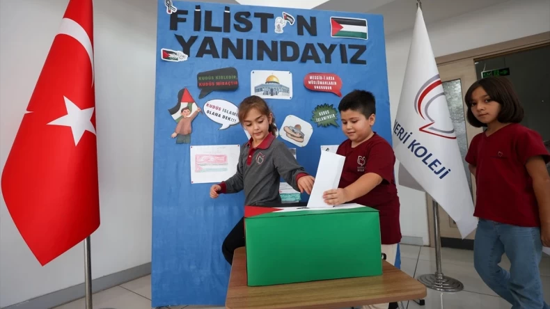 Antalya’da öğrenciler Filistin’e yardım kumbarası oluşturdu