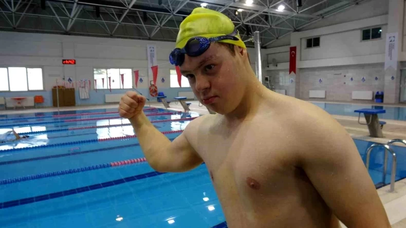 Down sendromlu genç yüzme şampiyonu