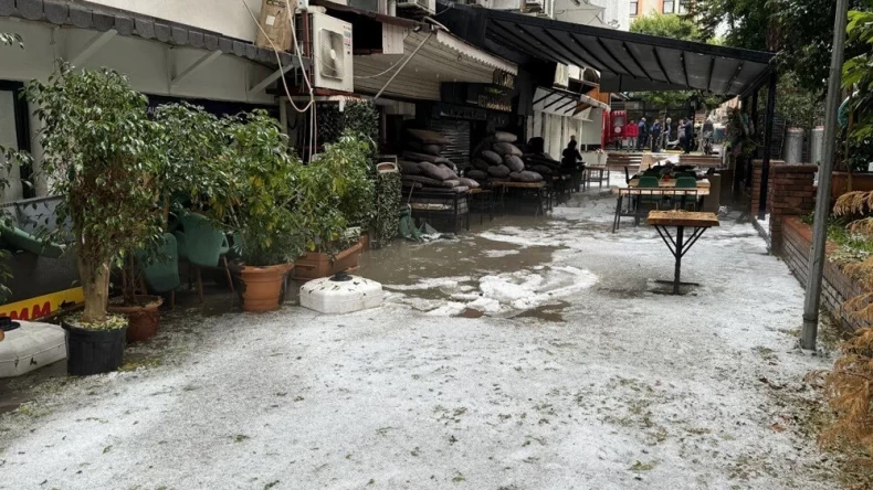 Alanya’da şiddetli yağış ve dolu (Sokaklar beyaza büründü)