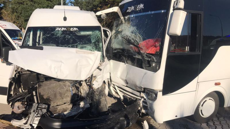 Midibüsle servis aracı çarpıştı: 9 yaralı