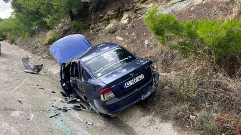 Manavgat’ta otomobil şarampole devrildi: 3 yaralı