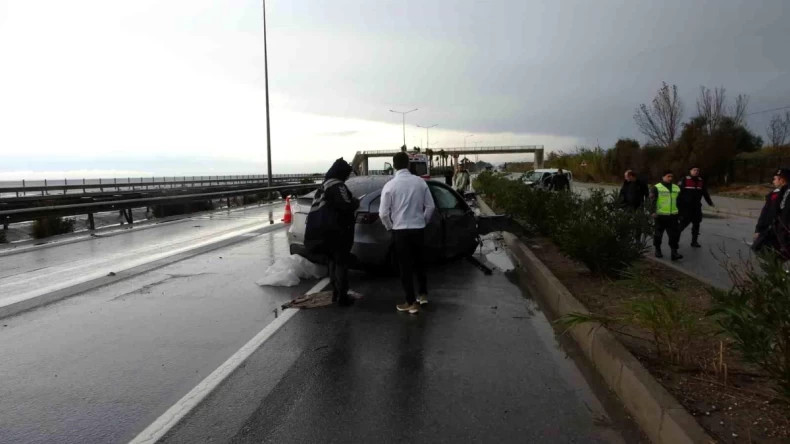 Manavgat’ta lüks otomobilin karşı şeride geçmesiyle kaza: 3 yaralı