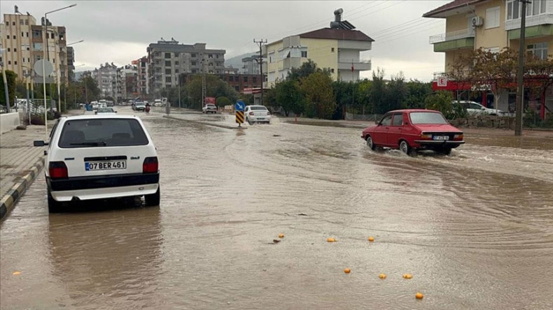 Kumluca’da sağanak yağış hayatı olumsuz etkiledi