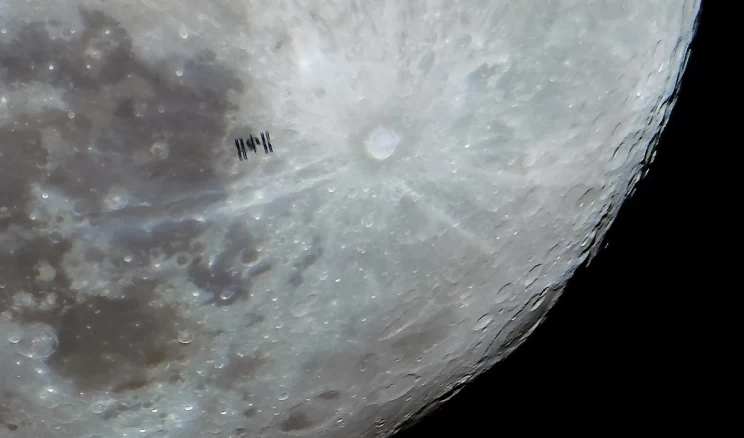 Uluslararası Uzay İstasyonu ve Ay aynı karede