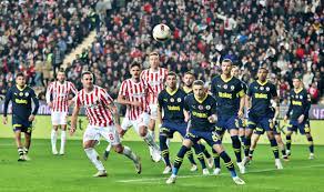 Fenerbahçe Antalyaspor’u 2-0 mağlup ederek liderliği Galatasaray’dan geri aldı