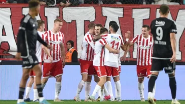 Beşiktaş geriye düştüğü mücadelede Antalyaspor’u 2-1 mağlup ederek çeyrek final biletini kaptı