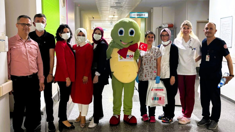 Envar Okulları, Kepez Devlet Hastanesi çocuk sağlığı ve hastalıkları servisinde tedavi gören çocukları ziyaret ederek 23 Nisanlarını kutladı.