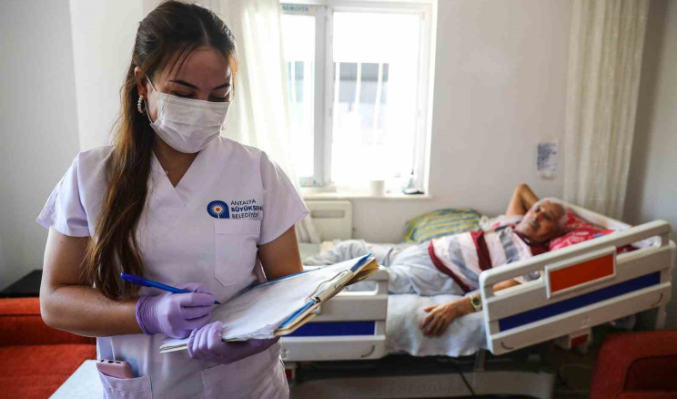 Antalya’da Evde Sağlık Hizmeti ile binlerce vatandaşa ulaşıldı