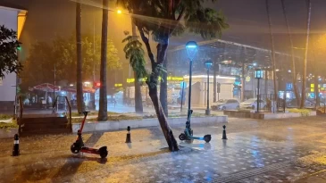 Antalya’da sağanak ve fırtına etkili oldu