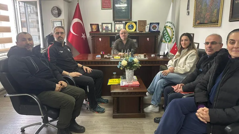 Artvinspor Kulübü Başkanı Yıldırım, kulübün antrenörleriyle istişarelerde bulundu