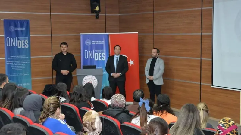 Kars’ta Yüzme Sporu Aday Hakem Kursu yoğun ilgiyle başladı