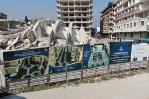 Deprem dayanıklı olan bina değil, tabelaydı