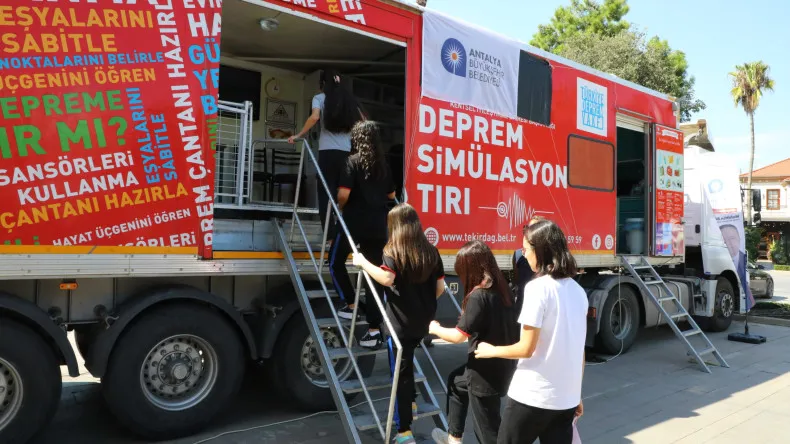 Öğrencilere deprem simülasyon tırında eğitim