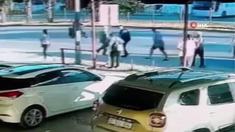 Yolun karşısına geçmeye çalışan yaşlı adama ticari araç böyle çarptı: 1 ölü