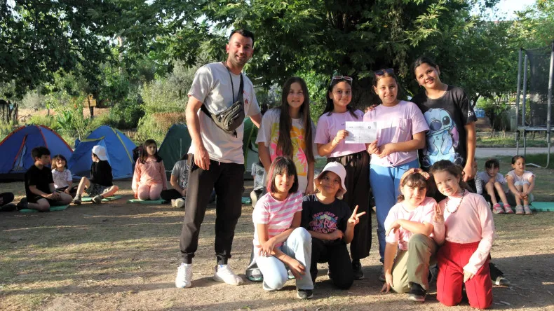 Küçük öğrenciler İzcilik kampında