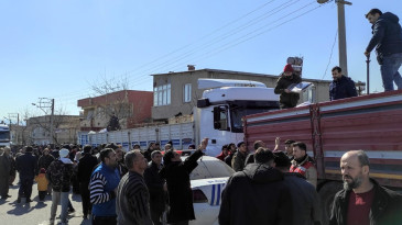 Azerbaycan’dan gelen yardım tırları depremzedelere merhem oldu