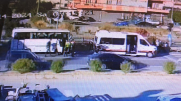 Manavgat’ta Tur Minibüsüne Otel Servisi Çarptı: 3 Yaralı