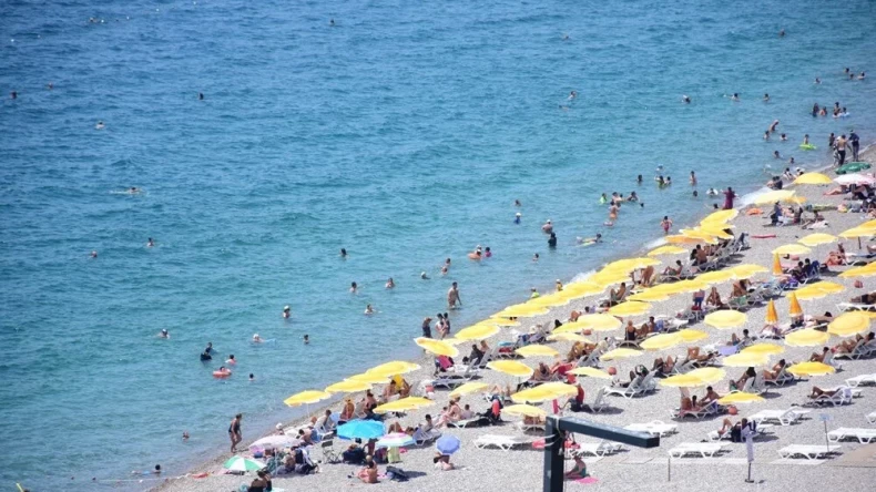 Antalya’da bunaltıcı sıcak: Deniz suyu 30 dereceye yaklaştı