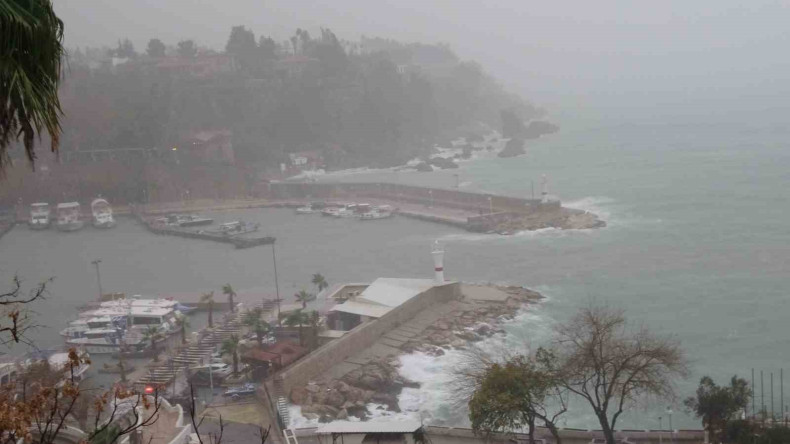 Yağmur trafiği aksattı, Konyaaltı Sahili sisle kaplandı