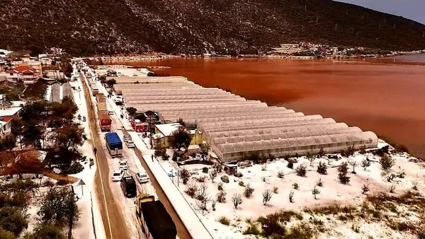 Antalya’da deniz kızıla boyandı