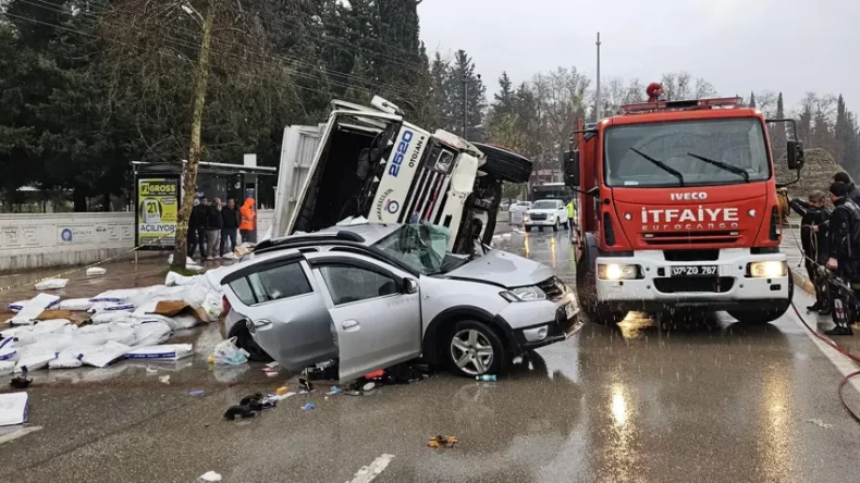 Antalya’da kamyon dehşeti: Sürücü araçta sıkıştı